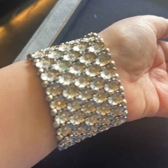 NWT Stunning Wrist cuff done in a silver finish with delicate flowers & crystal - Picture 4 of 13